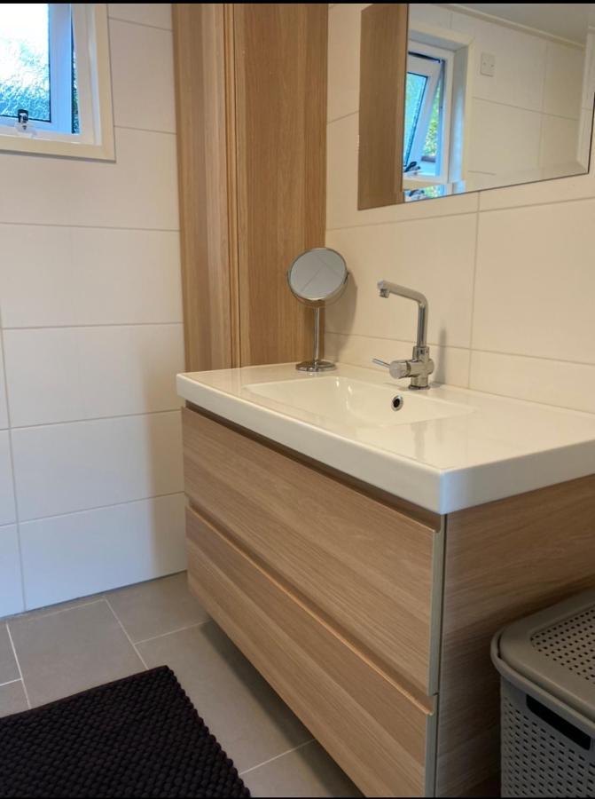 Luxe Chalet Met Prachtig Terras Op De Veluwe , Veel Privacy โฮนเดอร์โล ภายนอก รูปภาพ